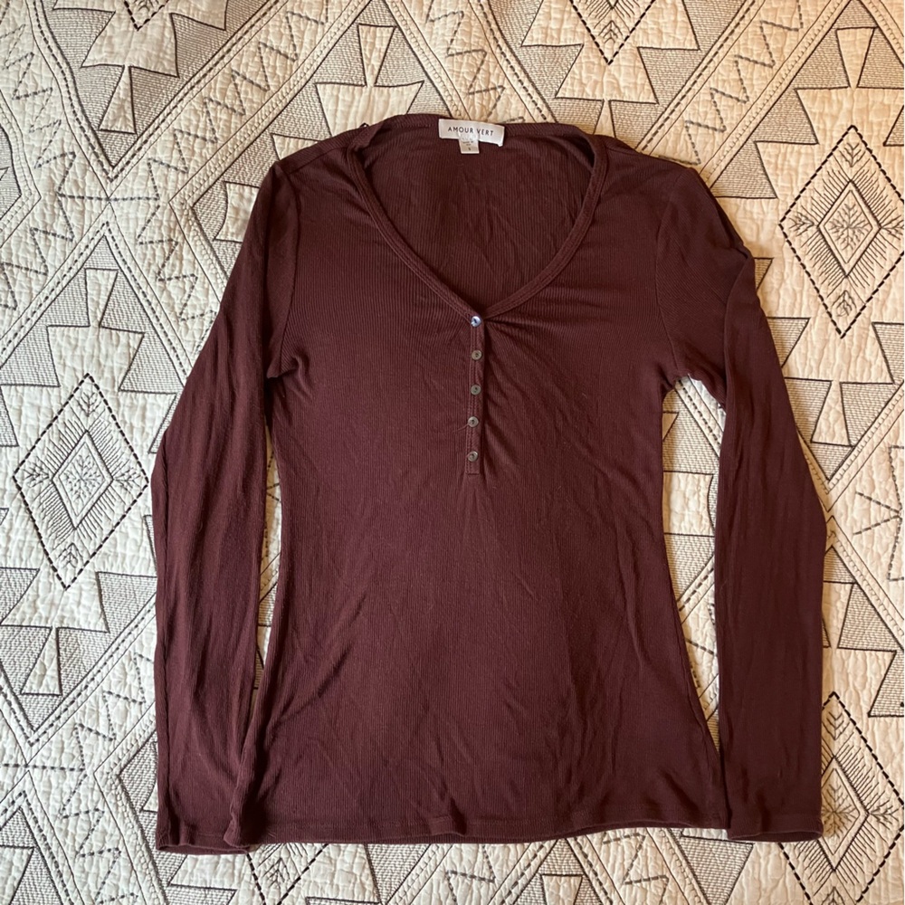 Amour Vert long-sleeve, v-neck Henley shirt. Size: small. Color: mocha